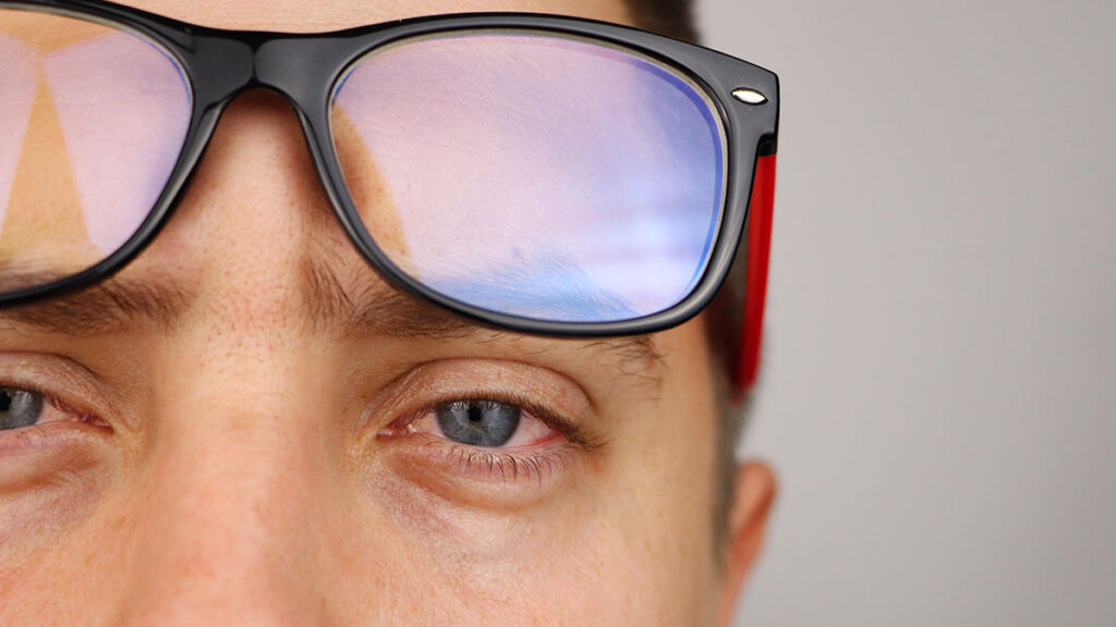 Polacy niszcza wzrok spedzajac przed ekranami 10 godzin dziennie kat