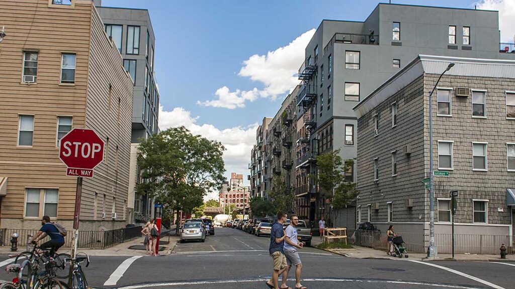 Polacy podpisuja petycje sprzeciwiajaca sie budowie schroniska dla bezdomnych na greenpoincie kat