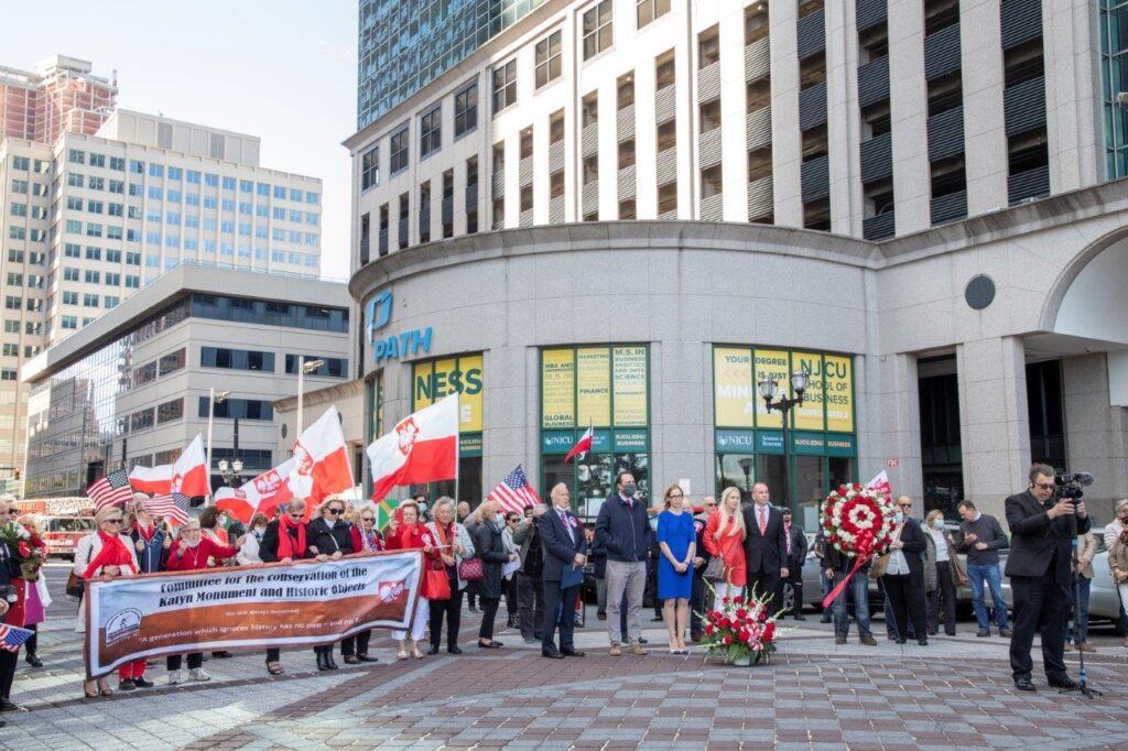 Pomnik katynski w jersey city obchody 81 rocznicy napasci zsrr na polske zdjecia kat 15