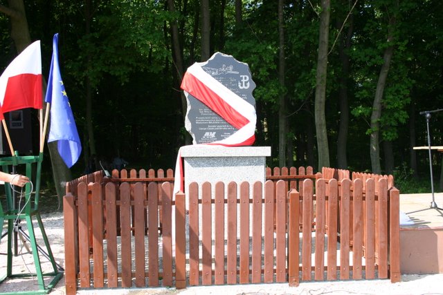 Pomnik upamietniajacy lotnikow raf kat 15