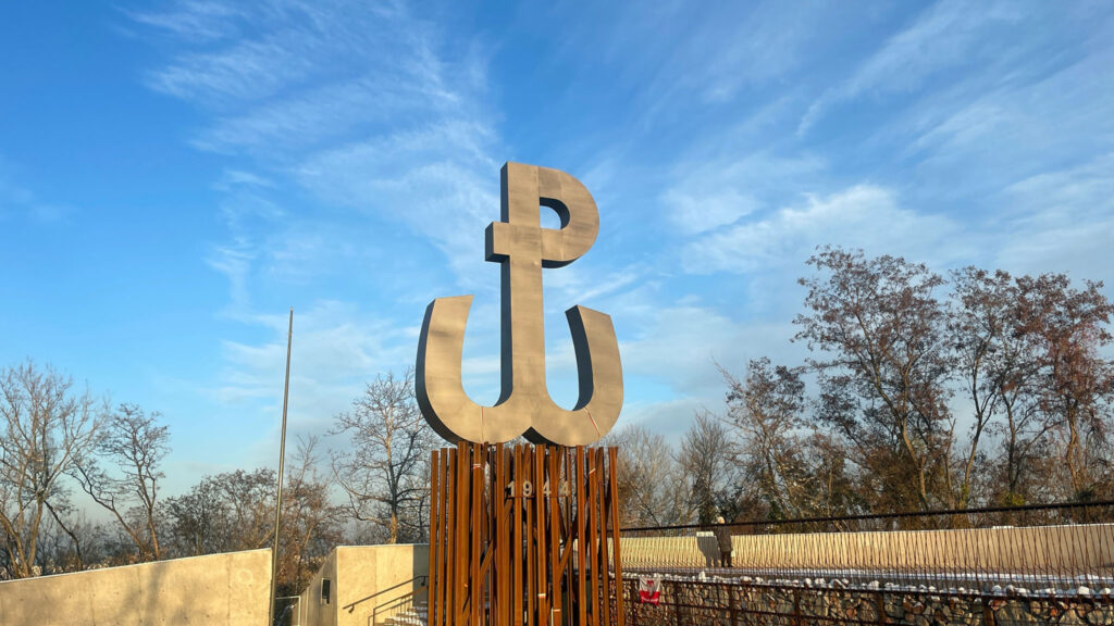 Pomnik zrujnowanego miasta kopiec powstania warszawskiego po 81 latach kat