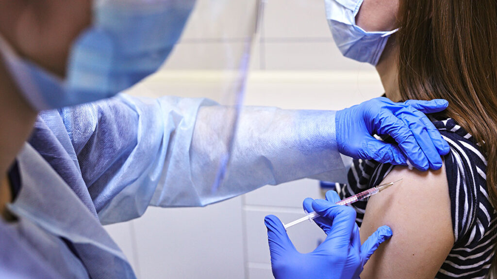 Ponad 30 nowojorczykow w wieku 18 lat i starszych jest w pelni zaszczepionych kat