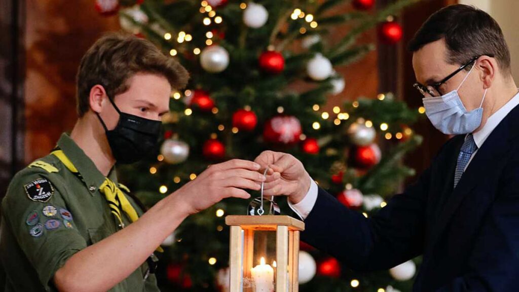 Premier morawiecki odebral od harcerzy betlejemskie swiatlo pokoju kat