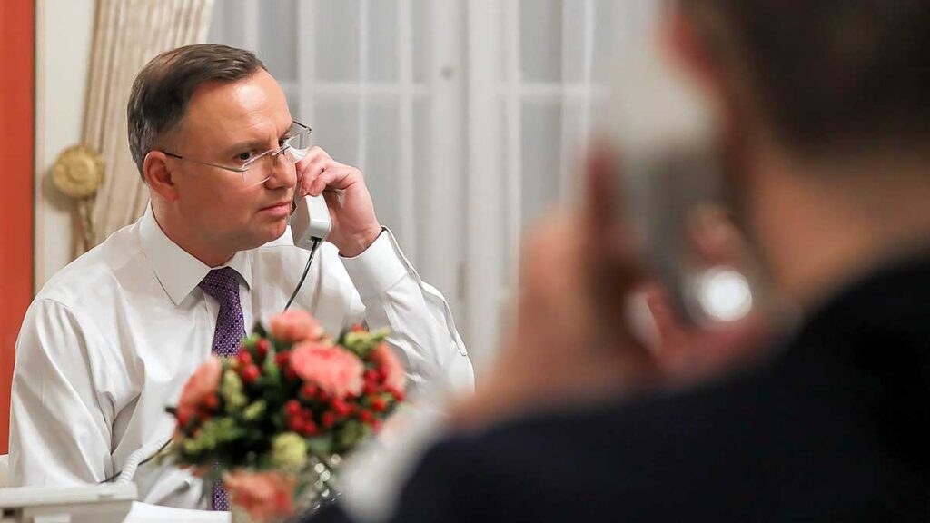 Prezydenci andrzej duda i joe biden z przywodcami b9 omawiaja kryzys przy granicach nato ue i ukrainy kat