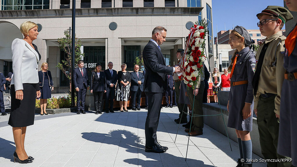 Prezydent duda zlozyl hold ofiarom ii wojny swiatowej pod pomnikiem katynskim jersey city kat