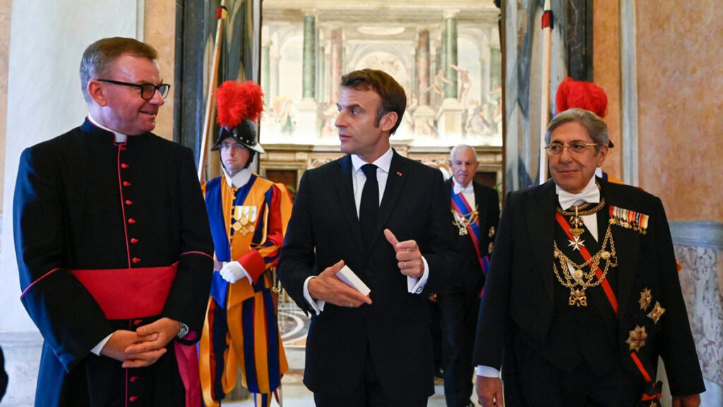 Prezydent francji rozmawial telefonicznie z leonem xiv kat