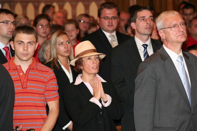 Prezydent polski lech kaczynski w kosciele na greenpoincie 09 23 2007 kat 15