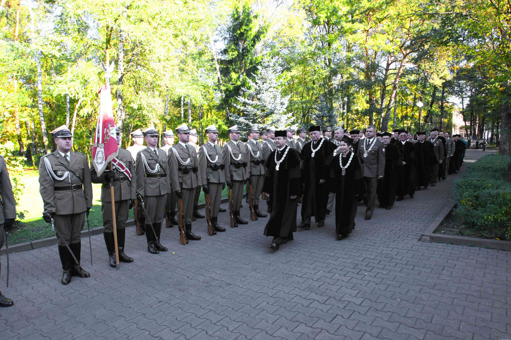 Prezydent rzeczypospolitej polskiej bronislaw komorowski z oficjalna wizyta w akademii obrony narodowej kat 25