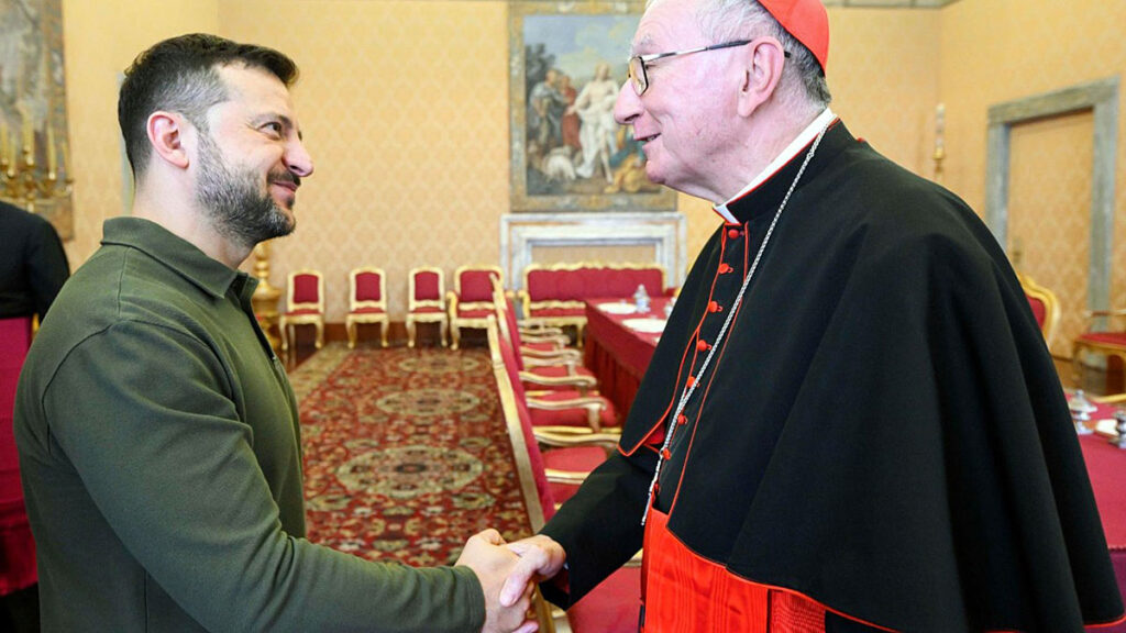 Prezydent ukrainy wolodymyr zelenski rozmawial z sekretarzem stanu stolicy apostolskiej kard parolinem kat