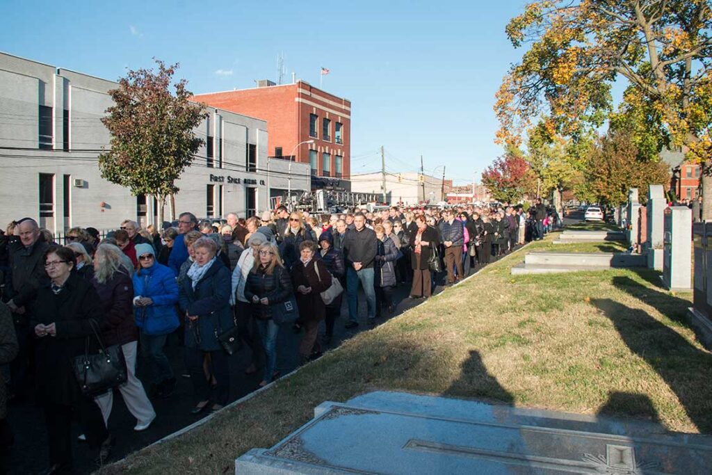 Procesja rozancowa na cmentarzu calvary ny kat 20