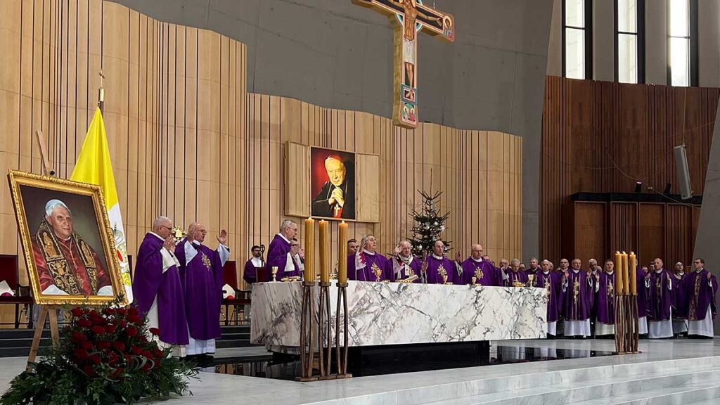 Przewodniczacy episkopatu polski na mszy za benedykta xvi byl wielkim wspolczesnym teologiem i swiadkiem wiary kat
