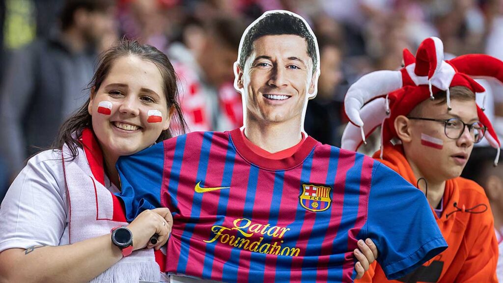 Robert lewandowski z barcelona w new jersey na meczu z red bull kat