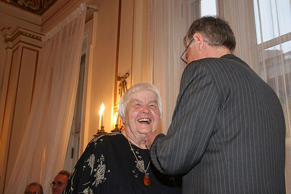 Rozdanie odznaczen panstwowych konsulat rp 05 02 2005 kat 15