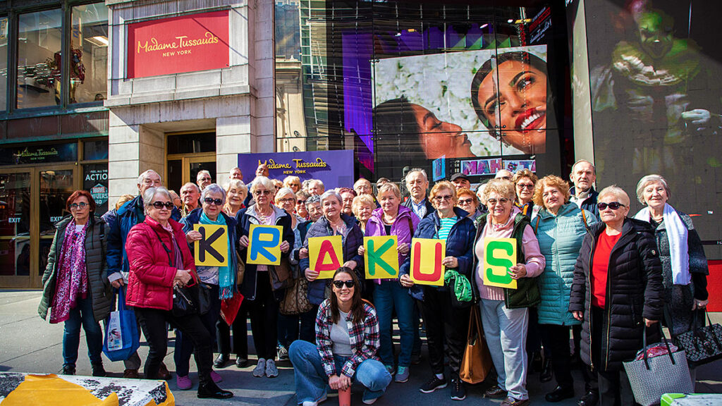 Seniorzy w muzeum figur woskowych kat