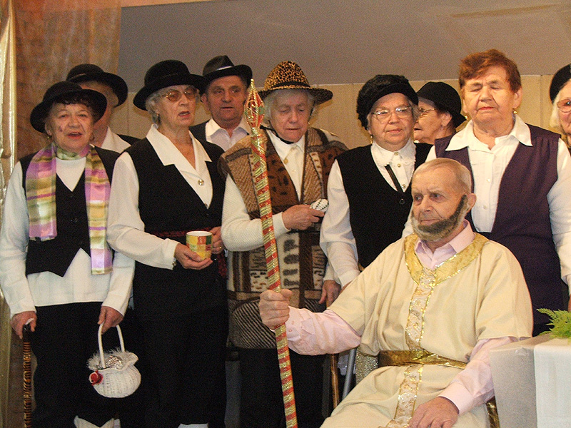 Seniorzy z krakusa z przedstawieniem jaselek 01 05 2007 kat 15