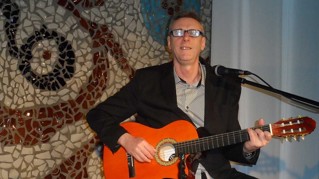 Slawomir bogusiewicza przez zycie z muzyka i poezja kat