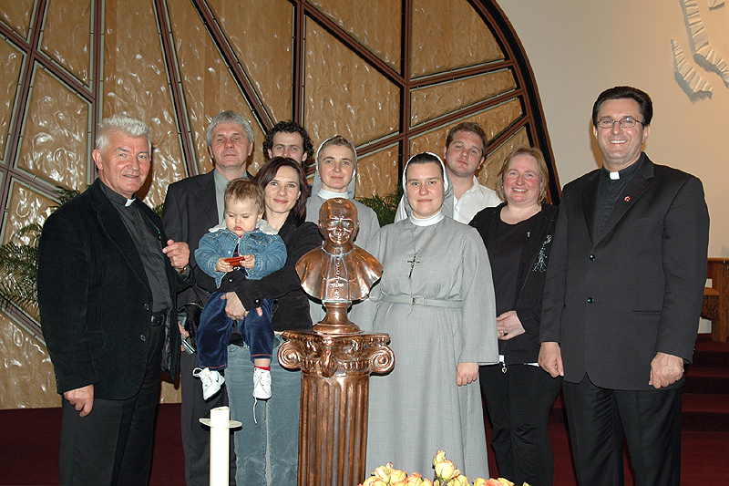 Statula jana pawla ii w kosciele sw konstancji 04 02 2007 kat 15