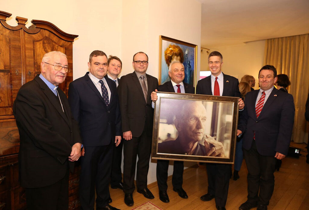 obok sekretarz Towarzystwa Jacek Woźniak oraz wydawcy Tomasz i Paweł Brzozowscy. Foto: Konsulat Genera