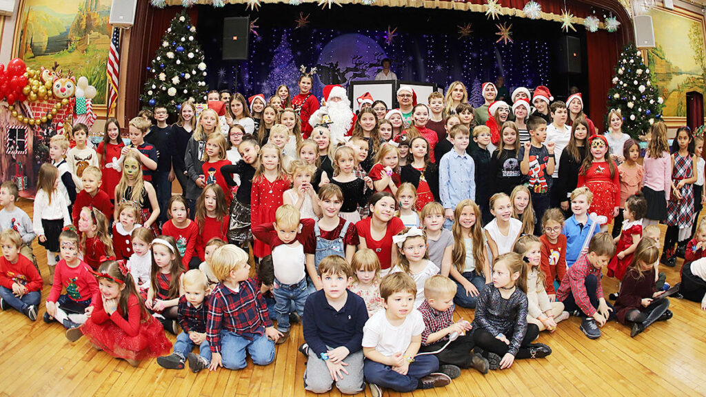 Swiety mikolaj na greenpoincie z usmiechem dziecka kat