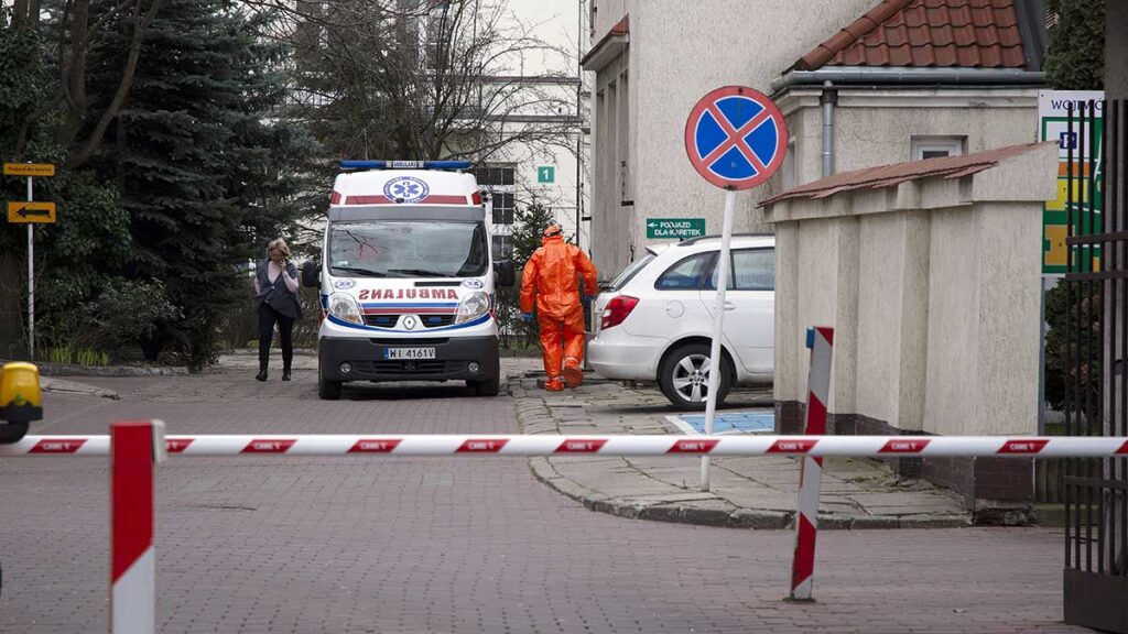 Sytuacja jest tragiczna brak skutecznych dzialan polskiego rzadu w walce z pandemia covid 19 kat