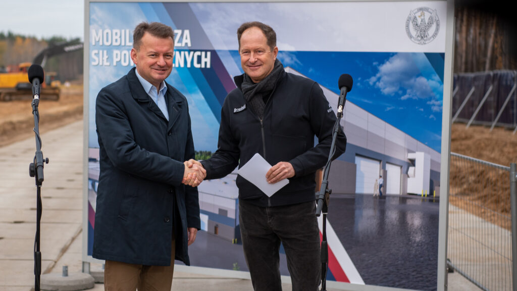 Szef mon mariusz blaszczak i ambasador usa mark brzezinski w powidzu kat