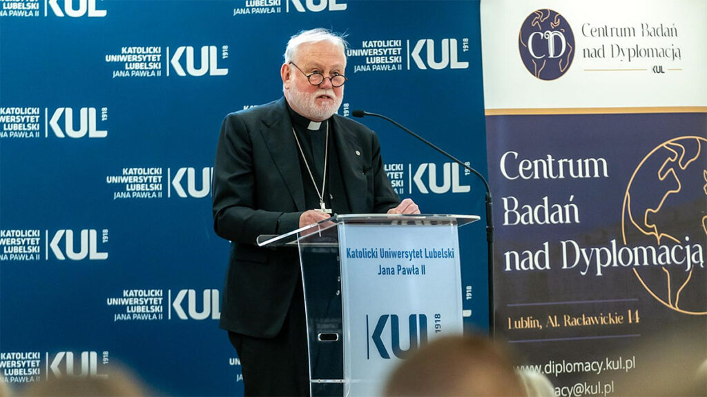 Szef watykanskiej dyplomacji na kul kat