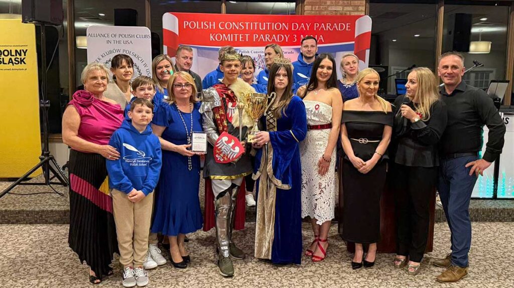 Triumf polskosci polska szkola im henryka sienkiewicza z romeoville po raz trzeci zdobywa puchar parady 3 maja w chicago kat