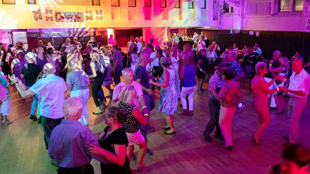 Udany wieczor taneczny w rytmie polskiej muzyki dj tomasza halat w centrum polsko slowianskim kat