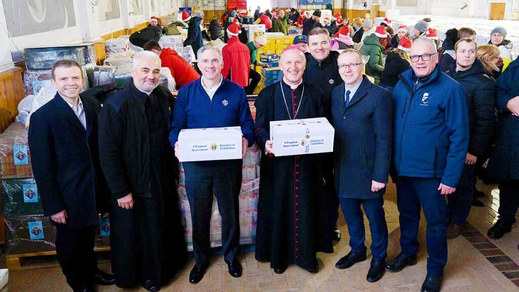 Ukraina ryzykujac zyciem dostarczaja zywnosc do terenow zapomnianych gdzie wciaz zyja ludzie kat