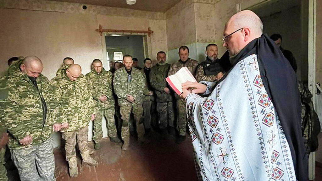 Ukrainscy kapelani pomagamy zolnierzom i rodzinom leczyc rany wojny kat