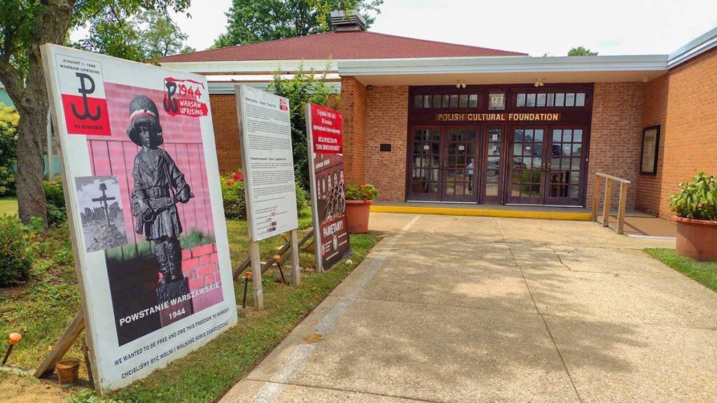 Uroczystosc wciagniecia polskiej flagi na maszt przed siedziba polskiej fundacji kulturalnej kat