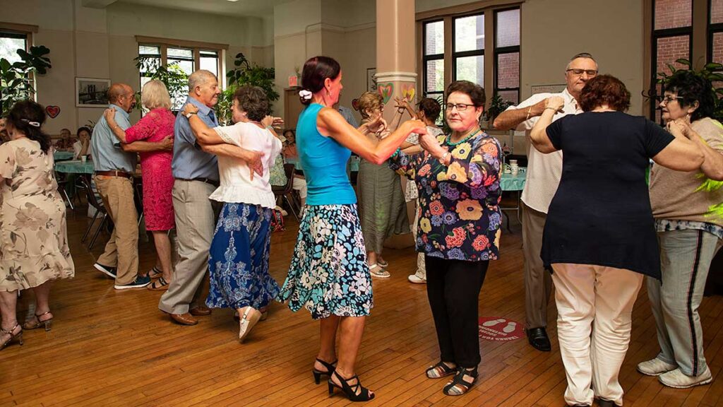 Urodzinowo w klubie seniora pete mcguinness w nowym jorku kat