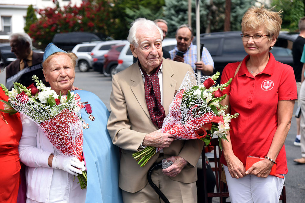 Usa czesc i chwala bohaterom powstania warszawskiego kat