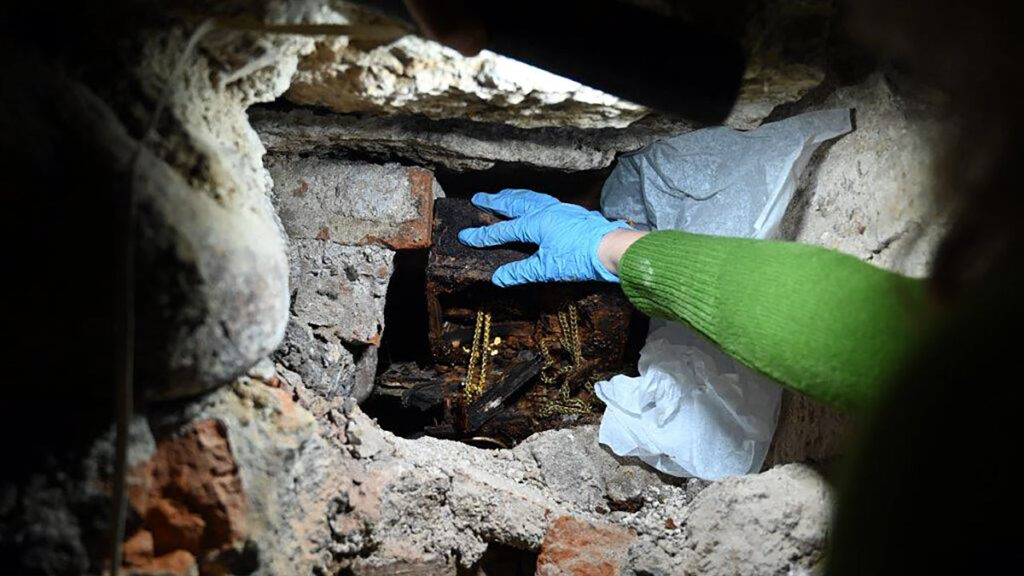 W archikatedrze wilenskiej odkryto insygnia grobowe wladcow polski i litwy kat