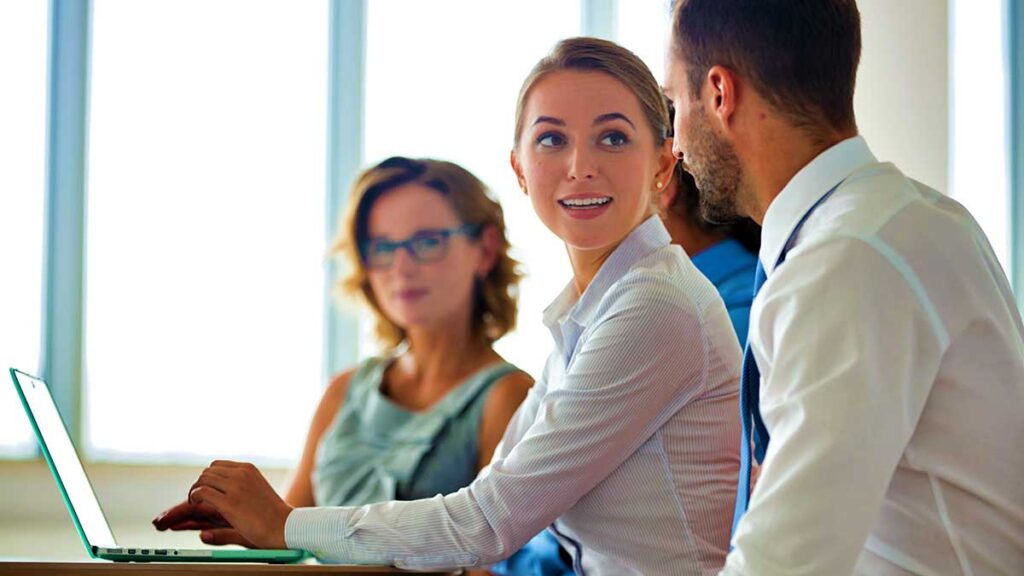 W domu czy w biurze jak chcieliby pracowac polacy a jak wyglada rzeczywistosc kat