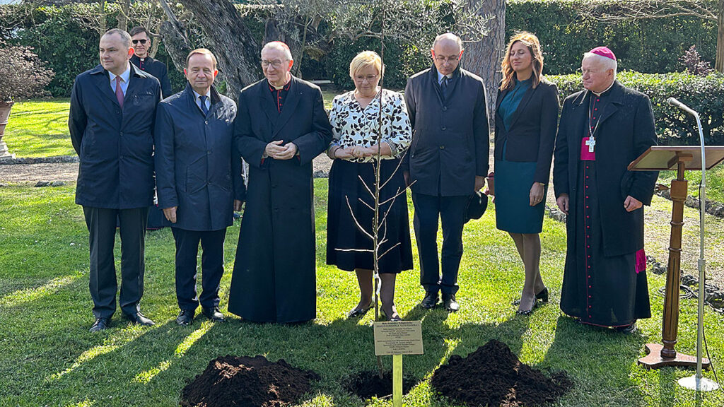 W ogrodach watykanskich zasadzono jablon dla uczczenia meczenstwa ulmow kat