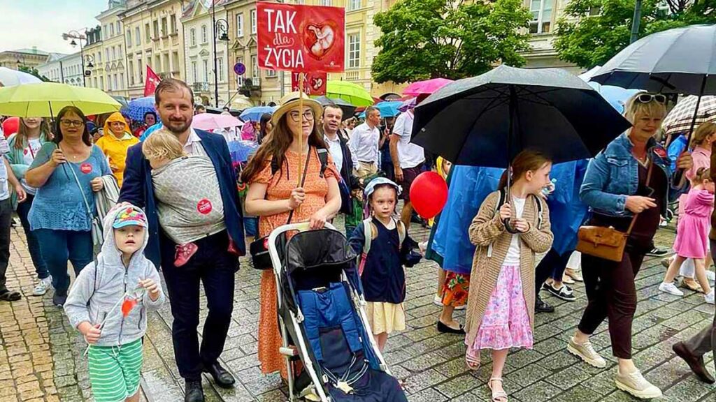 Warszawa tysiace osob na narodowym marszu dla zycia i rodziny kat