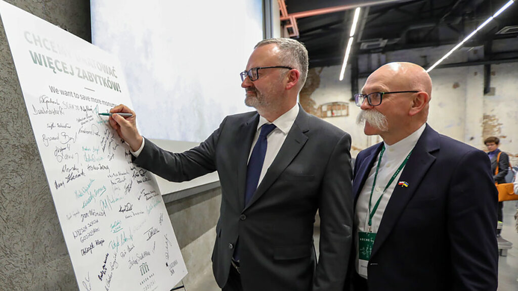 Wladyslaw grochowski pisze do polskich wladz nalezy uproscic procedury ratowania zabytkow kat