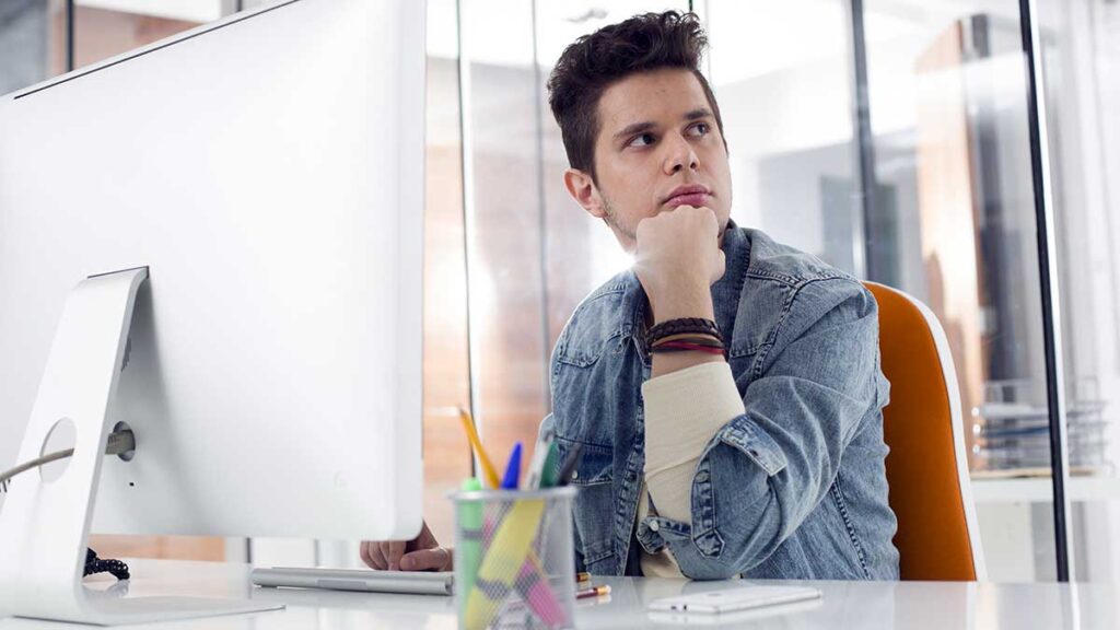 Wynagrodzenia pracownikow szeregowych w polsce w tych branzach zarabiaja wiecej kat