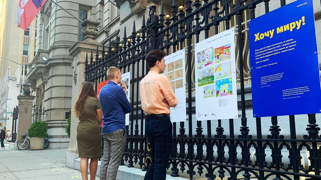 Wystawa rysunkow przedstawiajacych wojne oczami dzieci mamo ja nie chce wojny 1939 45 polska 2022 ukraina na manhattanie kat