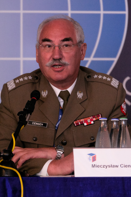 Xii forum ekonomiczne w krynicy uczestniczyli prezydenci bronislaw komorowski aleksander kwasniewski i lech walesa kat 15