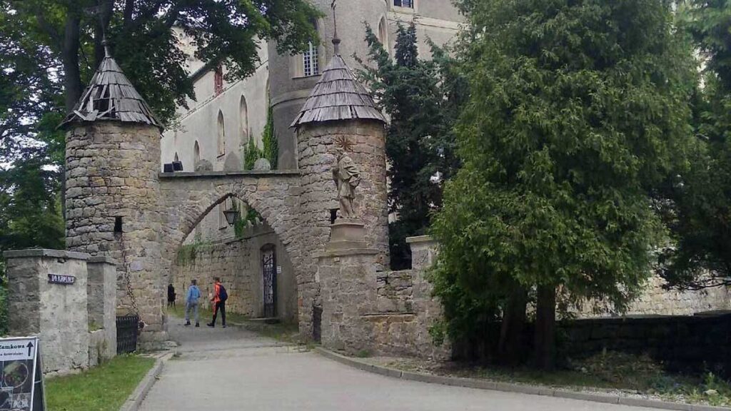 Zamek lesna skala sladami ducha helmuta kat