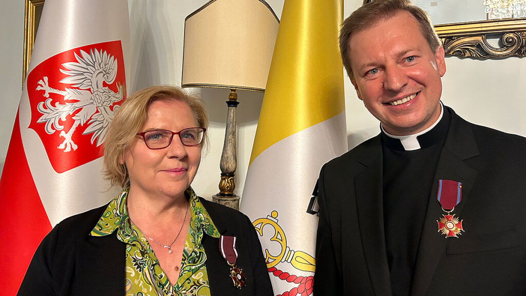 Zloty krzyz zaslugi dla wloskiej dziennikarki i kierownika sekcji polskiej vatican news kat