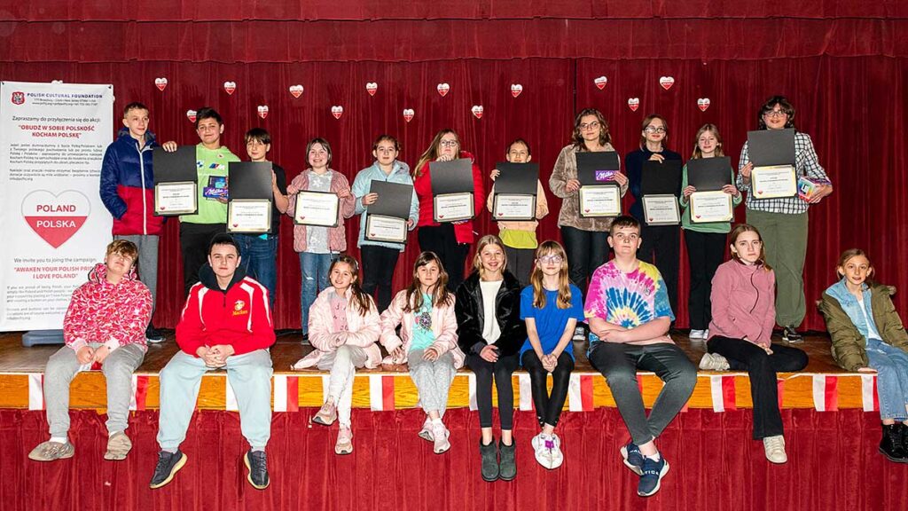 Zwyciezcy konkursu mistrza literowania po polsku zorganizowanego przez polska fundacje kulturalna w clark kat