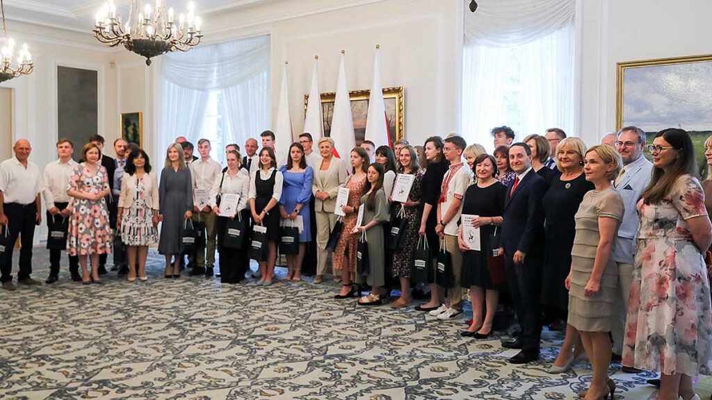 Zwyciezcy vi edycji olimpiady historii polski dla polonii i polakow za granica na spotkaniu z pierwsza dama kat