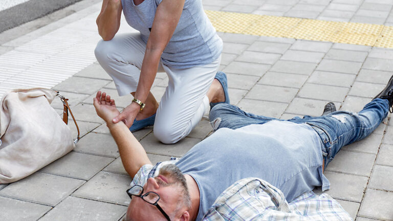 Adwokat w nowym jorku na odszkodowanie za wypadek na posesji poslizgniecie i upadek edward sanocki kat