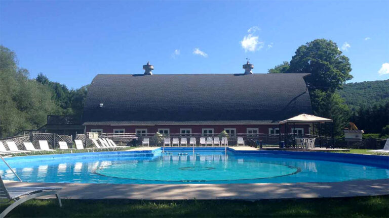 Jesienny odpoczynek w gorach catskills w polskim osrodku wypoczynkowym homestead farm resort w nowym jorku kat