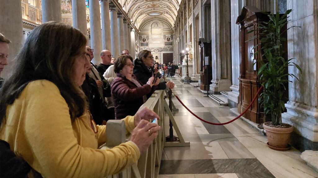 Naplyw wiernych przy grobie franciszka pol roku po jego smierci kat