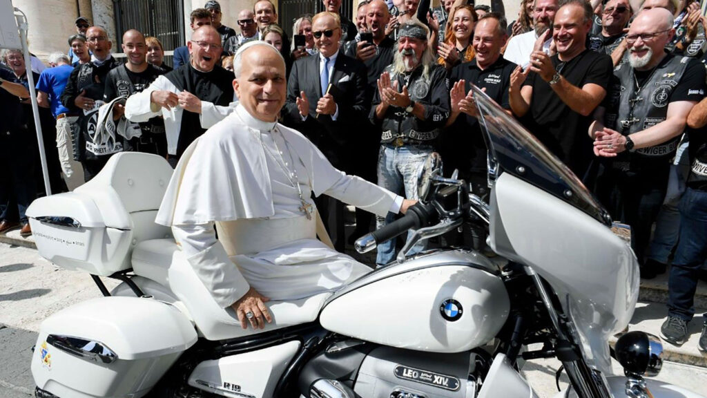 Papieski motocykl na placu sw piotra kat