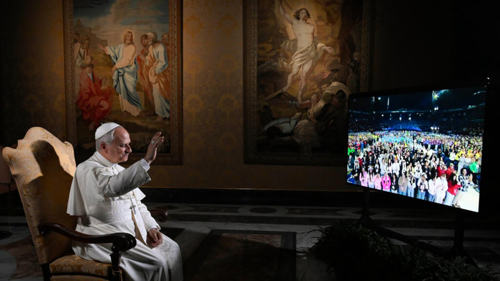 Pope crowd tv